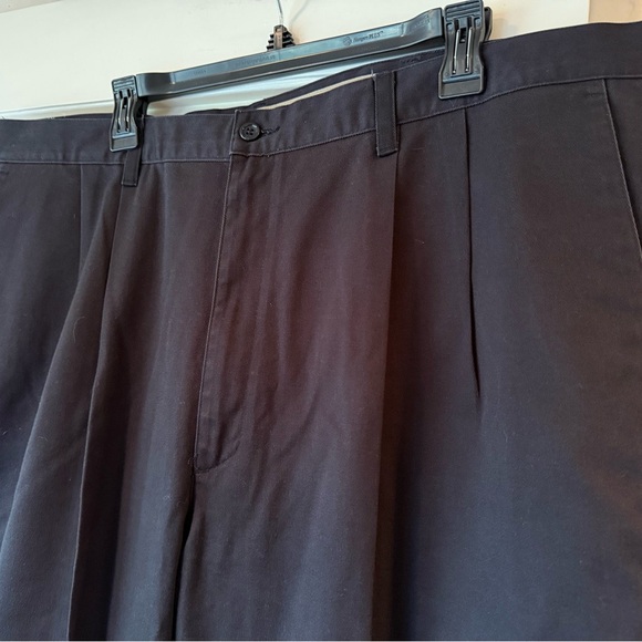 Dockers No Wrinkle Twill Classic Fit Pleated Pants in Size 44x30 - Picture 2 of 9